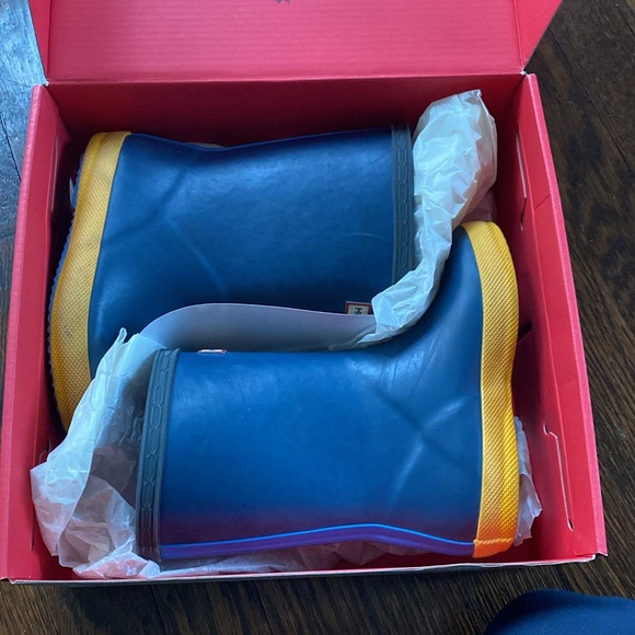 Hunter Kids First Classic Boot 9 Toddler blue with yellow soles - Picture 8 of 9